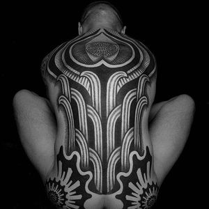 Beautiful Symmetry by Patrick Hüttlinger (via IG-sakrosankt) #dotwork #blackwork #geometry #patrickhuttlinger #largescale #ornamental