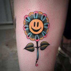 Happy face flower tattoo by Mr Louis Danjou #mrlouisdanjou #cutetattoos #color #newschool #smileyface #smile #happyface #flowers #daisy #leaves #plant #floral #cute