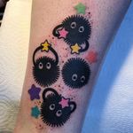 Soot Sprites tattoo by Sam Whitehead #SamWhitehead #studioghiblitattoo #color #newtraditional #anime #manga #movietattoo #SpiritedAway #sootsprite #yokai #stars #glitter #sparkle #cute