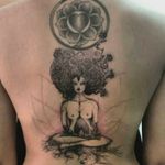 Tattoo feita pela artista Scarlath Louyse! #ScarlathLouyse #TatuadorasBrasileiras #dotwork #pontilhismo #linework #linhas #woman #mulher #nature #natureza #darkskin #pelenegra