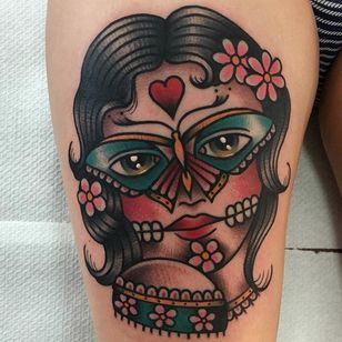 Tatuaje en estilo tradicional americano por Jeroen Van Dijk.  #JeroenVanDijk #Amsterdam #traditionalamerican #traditional #mask #woman #portrait #butterfly