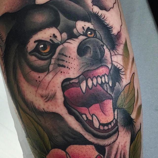Tatuaje de un perro giratorio realizado por Alvaro Alonso.  #AlvaroAlonso #NeoTraditional #animaltattoo #MalibuTattooSpain #dog #husky # dyrreportræt
