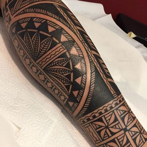 An intricate Maori leg sleeve via Chris Higgins (IG—higginsandco). #blackwork #ChrisHiggins #Maori #tribal