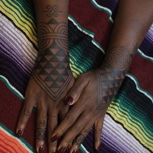 Hand tattoos. (via IG - victorjwebstertattoo) #VictorJWebster #linework #blacktattoo #lines #decorative