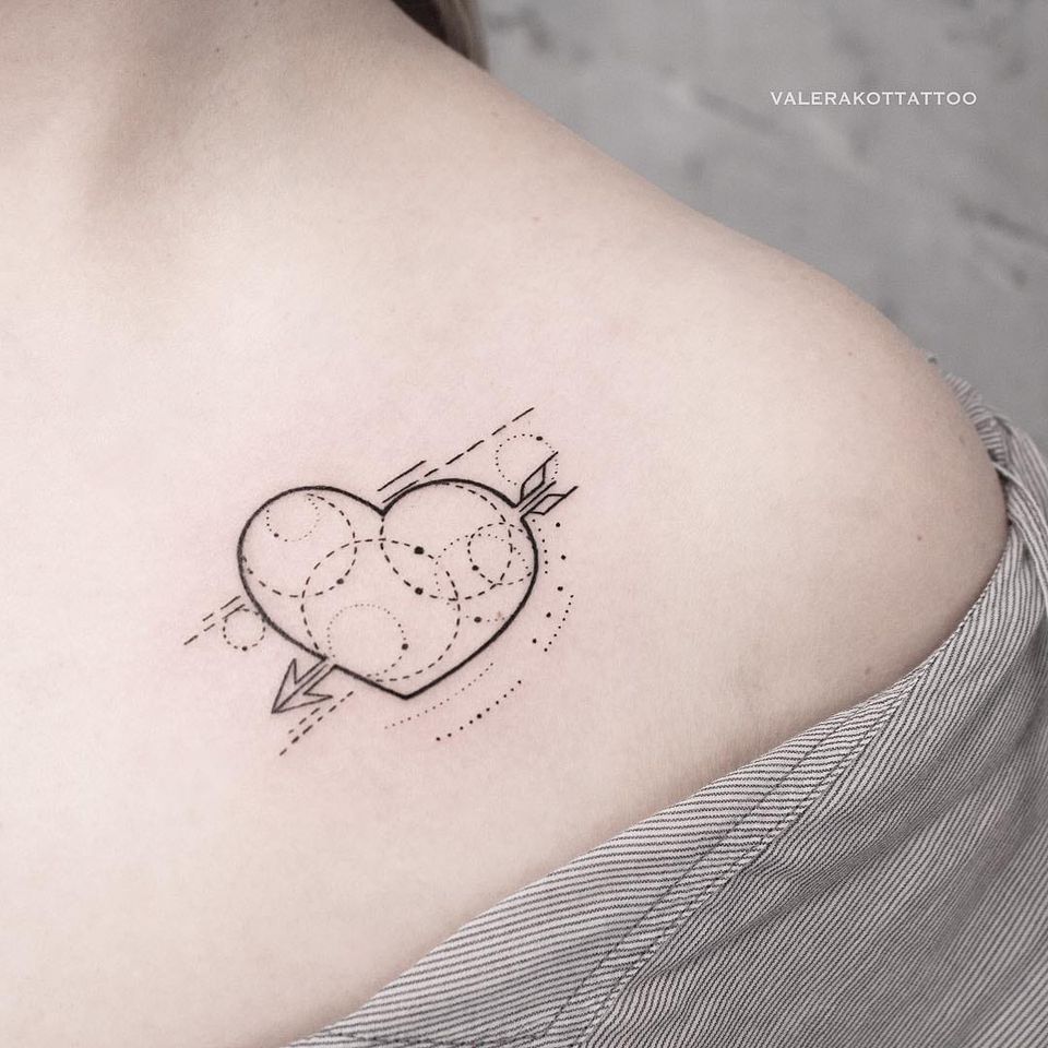 Tatuaje de corazón por Valerij Shatalov #ValerijShatalov #smalltattoos #blackwork #linework #dotwork #arrow #heart #valentine #love #shapes #geometric #circle #tattoooftheday