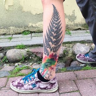 Tatuaje de hoja por Martynas Šnioka