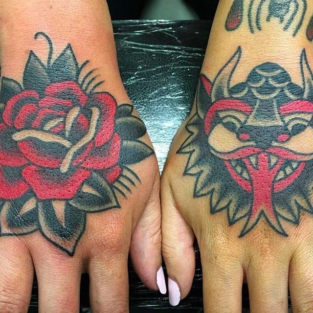 Radiantes tatuajes de manos hechos por el conserje Jake.  Una cabeza de demonio y una rosa sólida.  #JanitorJake #HatCityTattoo #traditional #fat tattoos #demon #rose