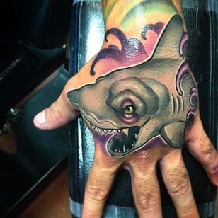 Gran tatuaje de mano de tiburón de Josh Herman.  #JoshHerman #MAYDAYtattoo #NewSchool #ColoredTattoo #tiburón #tatuaje en la mano