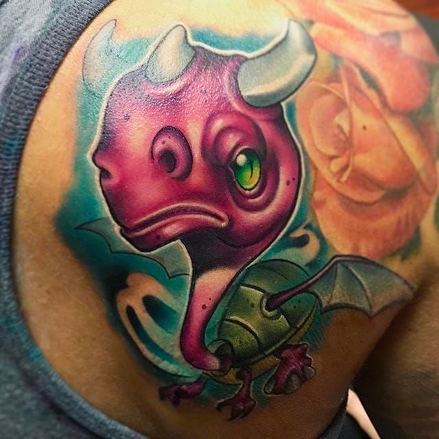 Funky, impresionante tatuaje de tortuga cometa hecho por Josh Herman.  #JoshHerman #MAYDAYtattoo #NewSchool #ColoredTattoo #dragon # Turtle