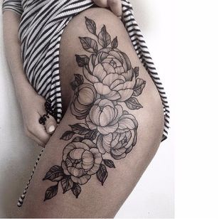 Tatuaje floral de Kristina Darmaeva #KristinaDarmaeva #blackwork #flower