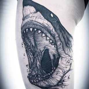 Tatuaje de tiburón por Jean Carcass #shark #hajtattoo #illustrative #illustrativetattoo #blackworkillustrative #blackwork #blackworktattoo #graphictattoo #graphic #graphicblackwork #blackworkartists #graphicartist #JeanCarcass