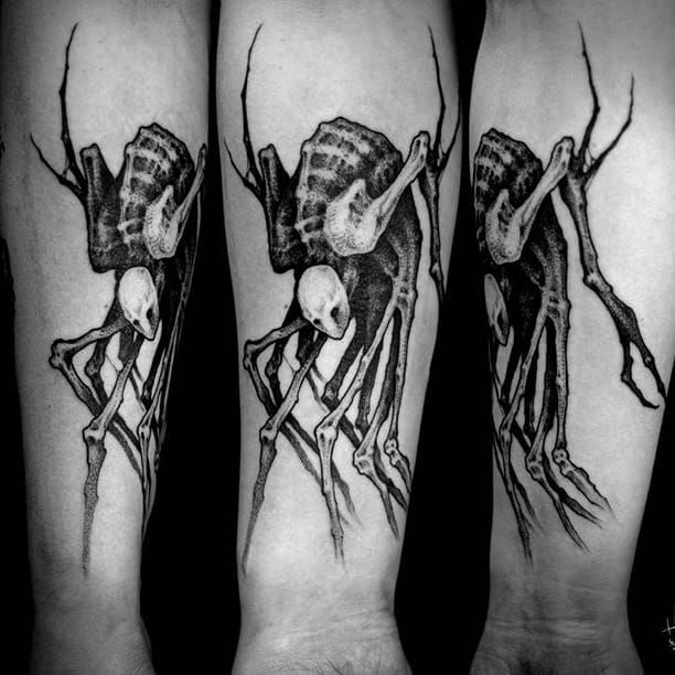 Tatuaje de una criatura de extremidades largas de Sergei Titukh.  #SergeiTitukh #blackwork # espeluznante # pesadilla # criatura # espeluznante # oscuro # monstruo