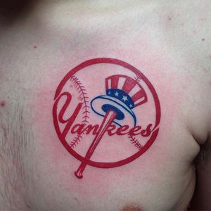 Nice red lines on this Yankees tattoo by Amy T. #baseballtattoo #AmyT