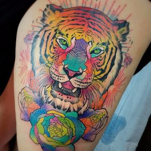 Parece que esse tigre saiu diretamente do clipe da Katy Perry #KatieShocrylas #kshocs #tatuagemcolorida #colorfultattoo #gringa #tigre #tiger #flores #flowers #fireworks #fogosdeartificio