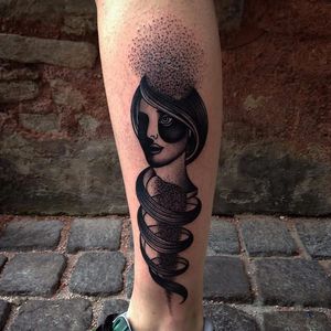 Feita por Gino Sorgente #GinoSorgente #gringo #blackwork #surrealism #surrealismo #woman #mulher #degrade #dotline #pontilhismo #dotwork #espiral #spiral