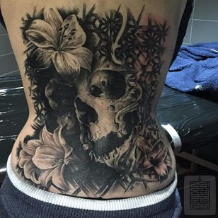 Tatuaje de calavera por Joz #Joz #MarkJoslin #lily #blackwork #skull #blackandgrey (Foto: Instagram @ joz100)
