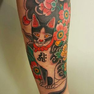 Tatuaje de gato tatuado súper genial de Freddy Leo.  #FreddyLeo #japanesestyletattoo #irezumi #BuenosAires #cat #peon #flossoms