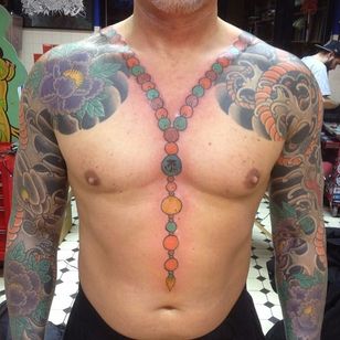 Tatuaje Juzu por Yushi Horikichi #juzu #juzubeads #buddhistprayerbeads #buddhism #prayerbeads #malas #YushiHorikichi