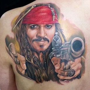Tatuaje de retrato a color de Jack Sparrow.  #ZhimpaMoreno #JackSparrow #colorretrato #realista #realismo #retrato