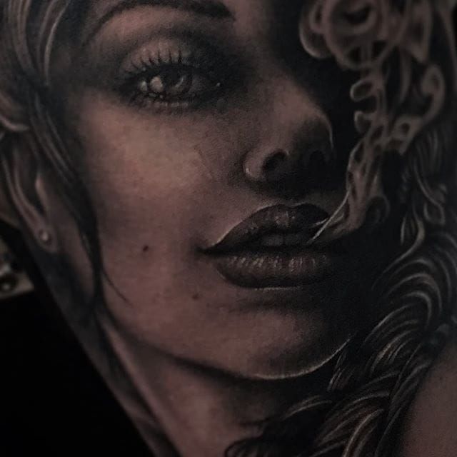 Hermoso tatuaje negro y gris de una mujer fumando.  Por Beau Parkman.  # gris negro #realismo #retrato #mujer # humo #BeauParkman