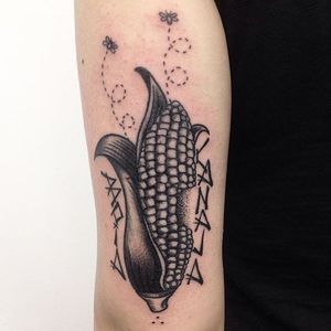 Blakcwor corn tattoo by @signornessuno. #blackwork #blackandgrey #corn #vegetable #grain #signornessuno