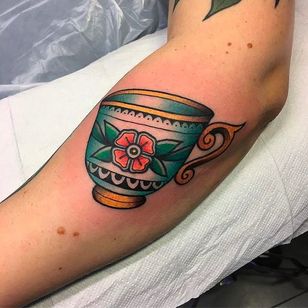 Pequeño tatuaje lindo y limpio de una taza de té de Filip Henningsson.  #FilipHenningsson #RedDragonTattoo #traditioneltattoo #fedtatoveringer #tekop