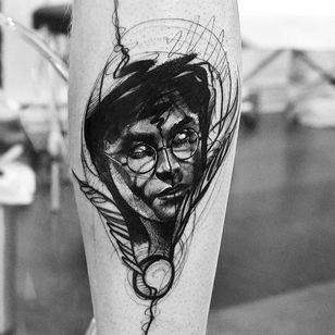 Tatuaje de Harry Potter por Twin Oaks Tattoo #twinoakstattoo #movietattoos #blackandgrey #illustrative #realism #realistic #darkart #harrypotter #quidditch