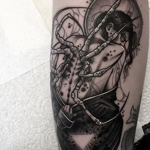 Tatuaje de mujer mutante Blackwork de Neil Dransfield.  #NeilDransfield #blackwork #neotraditional #mutant #mujer # criatura #raña
