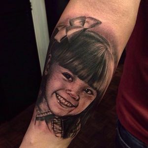 Awesome looking portrait of a little girl done by Emersson Pabon. #emerssonpabon #blackandgray #portrait #realism