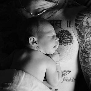 Adam Levine shows off his new tattoo...and his newborn daughter I guess? #AdamLevine #AdamLevineTattoos #Rose #RoseTattoo