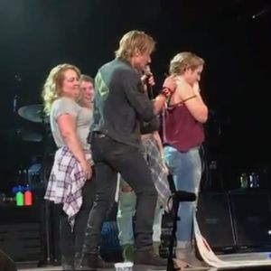 Keith Urban signing Caleigh DeCaprio's shoulder. #KeithUrban #Music #CountryMusic #Autograph