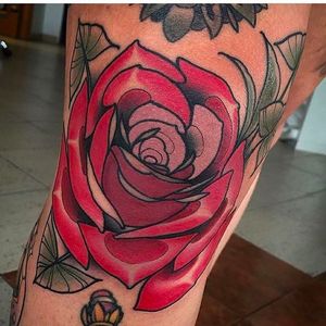 Beautiful looking neo traditional rose tattoo right on the knee! Tattoo by Didac Gonzalez. #DidacGonzalez #neotraditional #rose #neotraditionalrose #flower #floral