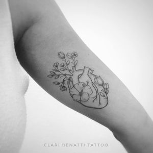 Coração florido por Clari Benatti! #ClariBenatti #TatuadorasBrasileiras #TatuadorasdoBrasil #TattooBr #RiodeJaneiro #TattoodoBr #fineline #linhafina #traçofino #delicada #delicate #heart #coração #flores #flowers