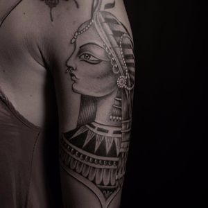 Egyptian queen by Davi Escobar #DaviEscobar #blackandgrey #whiteink #newtraditional #Egyptian #pharaoh #jewelry #pearls #portrait #lady #linework #tattoooftheday