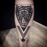 Por Torra Tattoo #TorraTattoo #brasil #brazil #brazilianartist #tatuadoresdobrasil #blackwork #triangulo #triangle #tigre #tiger #pontilhismo #dotwork #geometric #geometrica