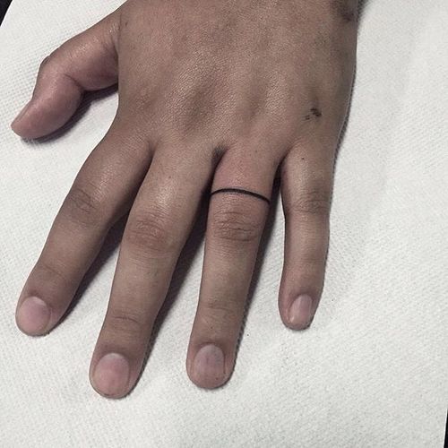 Minimalistic finger tattoo by Luke James #minimalist #line #fingertattoo #LukeJames
