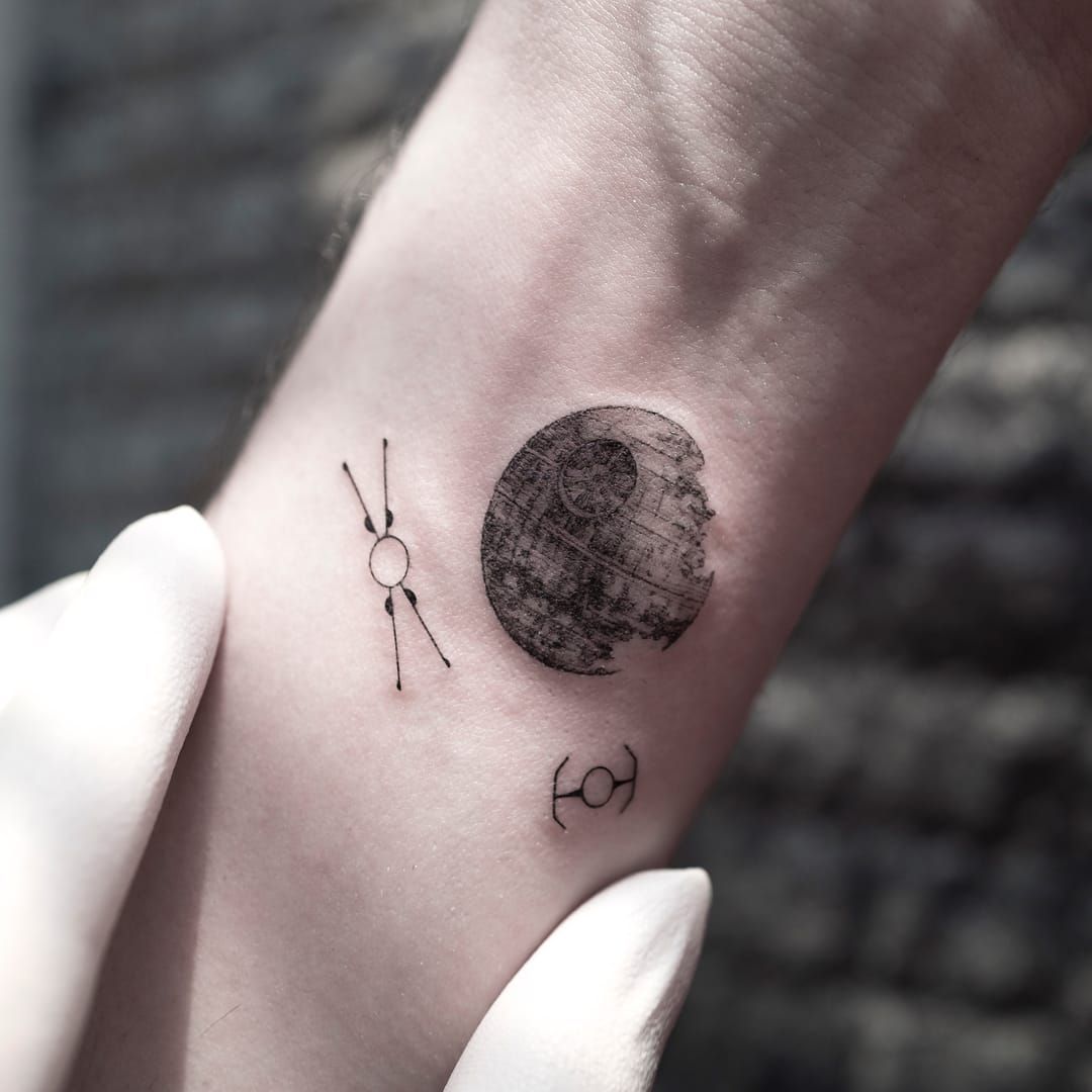 19 Alien Tattoo Ideas That Are Out Of This World