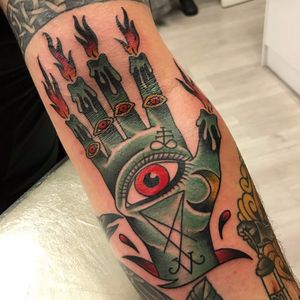 A satanic hand of glory by Lee Withey (IG—leewithey). #handofglory #LeeWithey #traditional