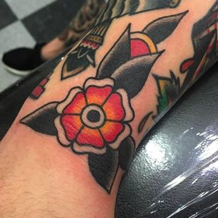 Tatuaje de una pequeña flor de aspecto poderoso del conserje Jake.  #JanitorJake #HatCityTattoo #traditional #fat tattoos #blossom
