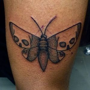 #borboleta #butterfly #caveiras #skull #pontilhismo #dotwork #tatuadora #AngieTattoo #femaletattooartist #brasil #brazil #portugues #portuguese