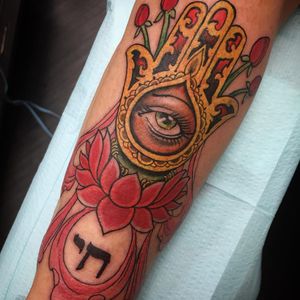 Hamsa eye tattoo by Liz Venom #LizVenom #eyetattoos #color #neotraditional #hamsa #eye #rosebuds #lotus #chai #Jewish #spiritual #filigree #ornamental #pattern
