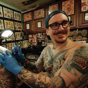 Behind the scenes with Queen Street Tattoo's Keir McEwan. (Photo by Jessica Paige) (IG - unomaser) #KeirMcEwan #QueenStreetTattoo #Hawaii #Oahu #Sessions