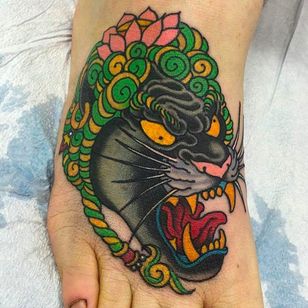 Fantástico tatuaje de cabeza de pantera a pie de Marc Nava.  #MarcNava #panther #traditional