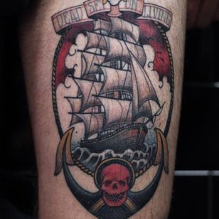 Tatuaje de barco curado por Victor Kludge #VictorKludge #traditional #surrealistic #healed #ship #anchor #skull
