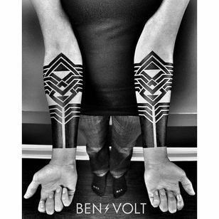 Un conjunto asesino de tatuajes en el antebrazo a juego a través de Ben Volt (IG - Benvolt).  #BenVolt #blackwork #Fed # axilas #negativespace