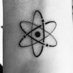 Atom. (via IG - tattoo_inspiration99) #ScienceTattoo #Science #ScienceTattoos #NerdTattoo #Atom