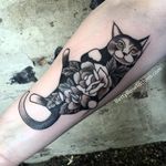 Rose cat tattoo by Betty Rose #BettyRose #cat #kitten #rose #flower #linework (Photo: Instagram)