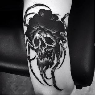 Tatuaje de la viuda negra de Matteo Al Denti #MatteoAlDenti #blackwork #spider #kranie #sortenke