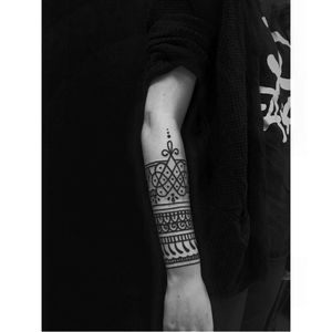 Dainty tattoo by Twix #Twix #mehndi #ornamental #blackwork #mehndidesign #btattooing #blckwrk