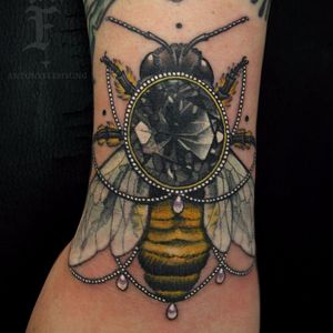 Brilliant bedazzled bee by Antony Flemming #AntonyFlemming #neotraditional #realistic #color #bee #wings #insect #diamond #jewelry #jewels #pearls #tattoooftheday